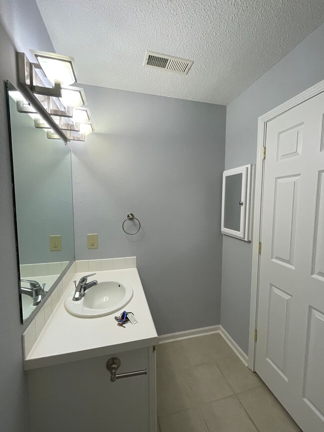 Building Photo - 2 bed, 2 bath South Columbia