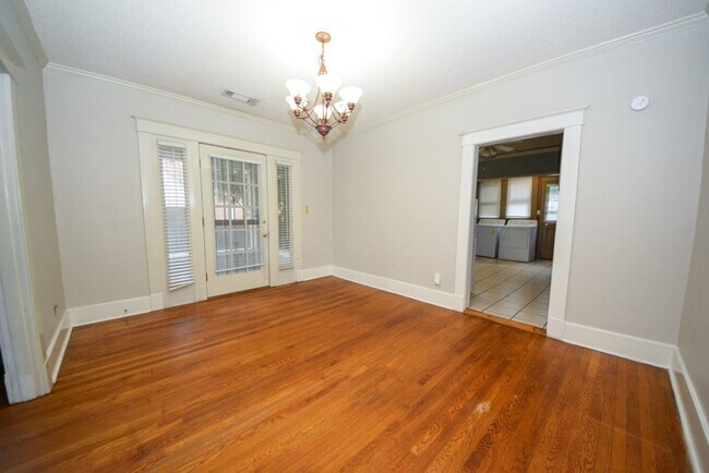 Building Photo - Great 3 bed, 1 bath near University of Mem...
