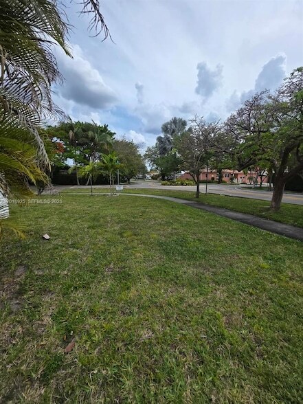 Building Photo - 1611 Coral Gate Dr