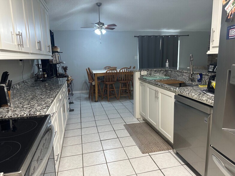 Building Photo - 25119 Thrushwood Ln