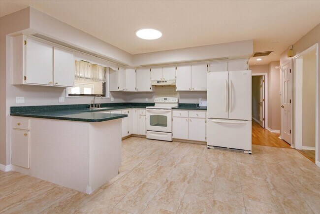 Building Photo - Spacious 4-Bedroom, 3-Bath Rental in Quiet DeBary Cul-de-Sac