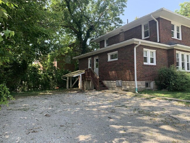 Building Photo - 320 N Lincoln St