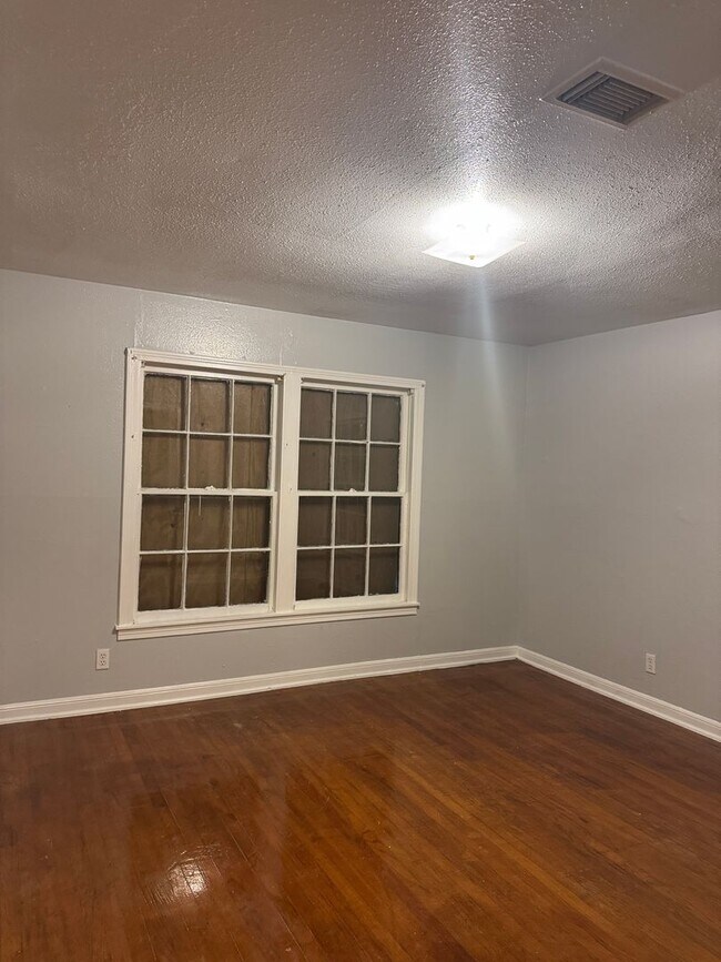 Building Photo - 5042 Ventura Ln