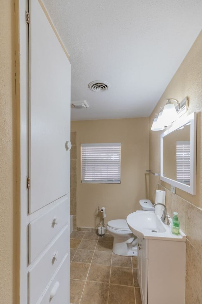 Building Photo - Cozy 3 Bed 2 Bath Home - Pets on Owner App...