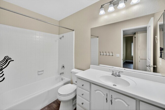 Building Photo - HUNTINGTON BEACH HOME - 1.5 Miles from the Beach