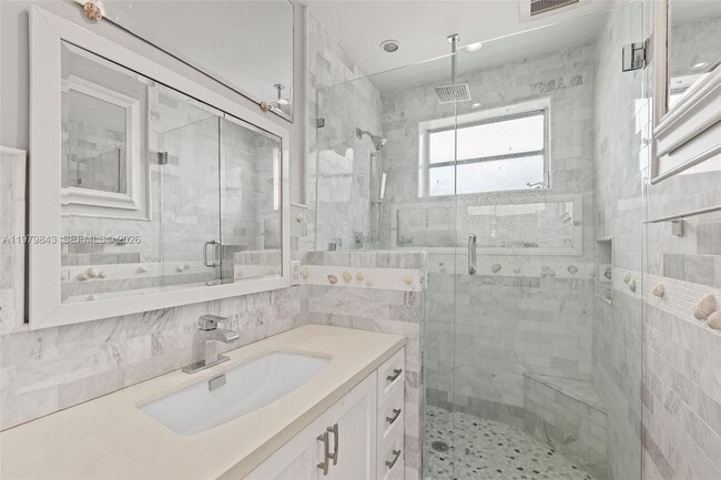 Building Photo - 4710 Pine Tree Dr