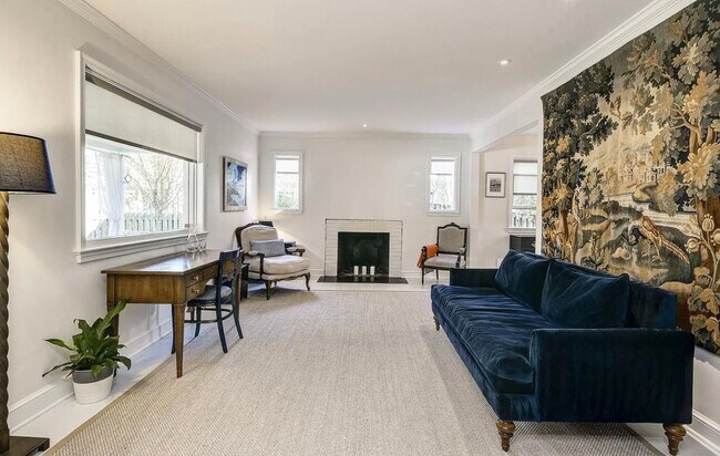 Building Photo - Sassy on Sangamore - 3 BED + 2 FB Av. Earl...
