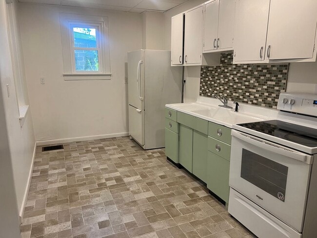 Building Photo - Charming 2 Bedroom Townhome in Prime Lanca...