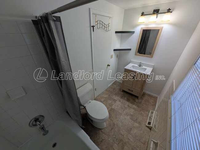 Building Photo - Spacious 4-Bedroom Colonial on Beautiful W...