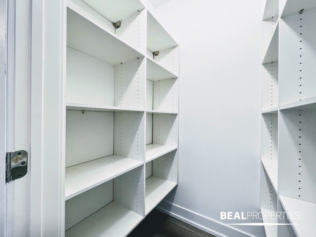 Building Photo - 3935 N Janssen Ave