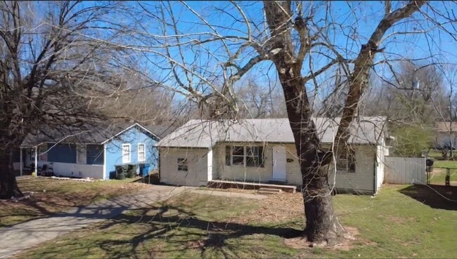 Building Photo - Charming 4 Bedroom House!