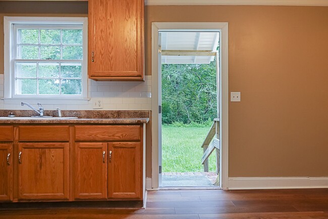 Building Photo - Adorable Three Bedroom in Beaufort