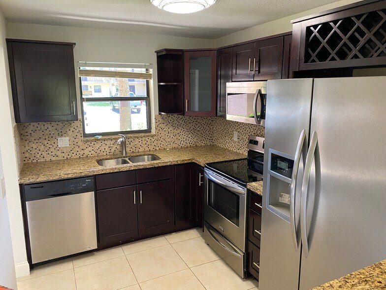Kitchen - 21900 Lake Forest Cir