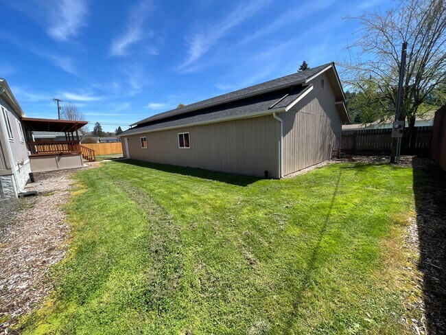 Building Photo - 3-Bedroom 2-Bathroom home with HUGE Shop in Cedar Flats
