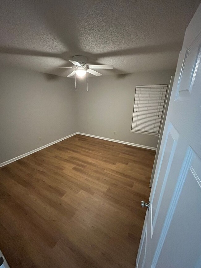 Building Photo - Newly Renovated 3 bedroom/ 2 bathroom in d...