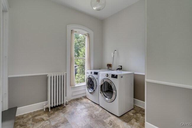 Building Photo - 160 Ten Eyck St