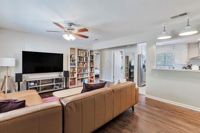 Building Photo - 1715 W St Johns Ave