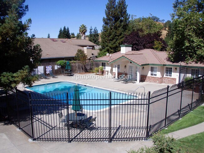 Building Photo - Elegant 4 Bedroom, 3 bath, 3-Car Garage in...