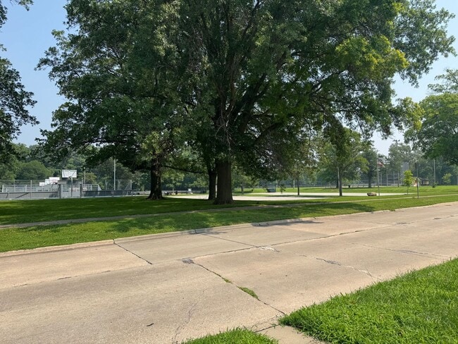 Building Photo - For Rent – Pet-Friendly 2 Bed, 1 Bath Town...
