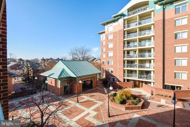 Building Photo - 610 N West St