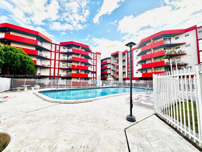 Building Photo - 1750 W 46th St