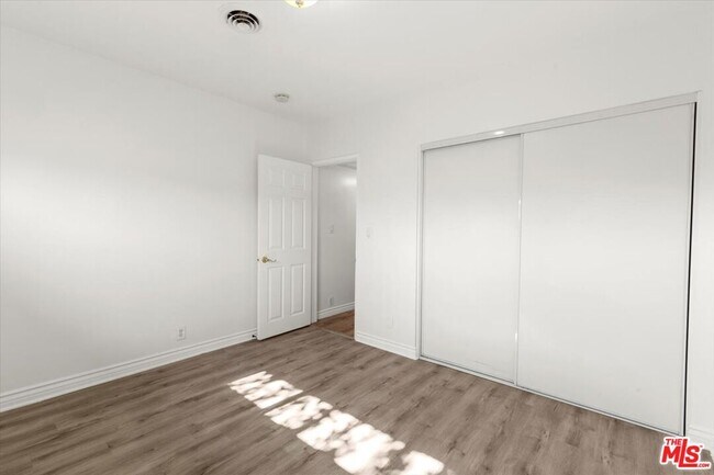 Building Photo - 262 MacDonald St