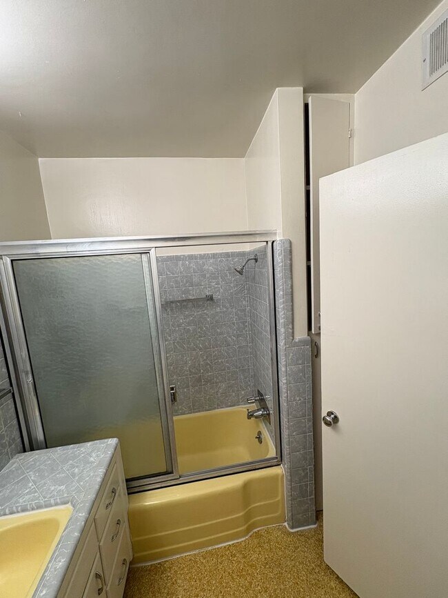 Building Photo - Visalia 2 Bed 2 Bath available now.