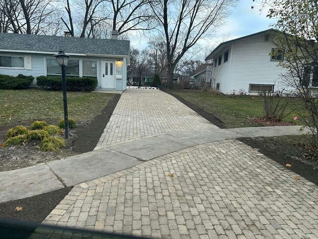 Building Photo - 921 Stratford Ln