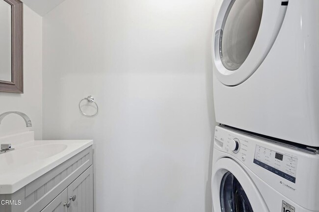 Building Photo - 6721 1/2 Vineland Avenue Unit