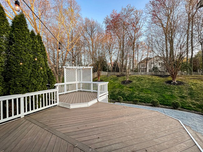 Building Photo - Stunning 4 Bedroom 3 Bathroom Brick Home W...
