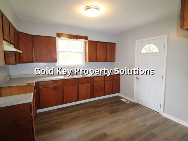Building Photo - 3 Bed 1 Bath Home For Rent W/ Basement! (S...