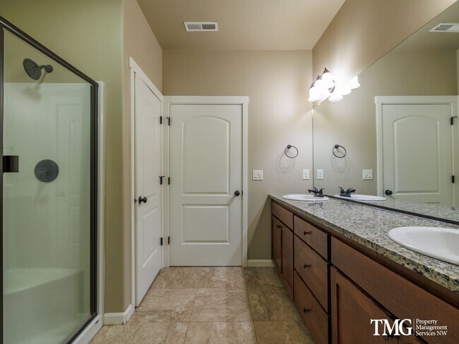Building Photo - Centrally Located Townhome with Attached Garage & AC