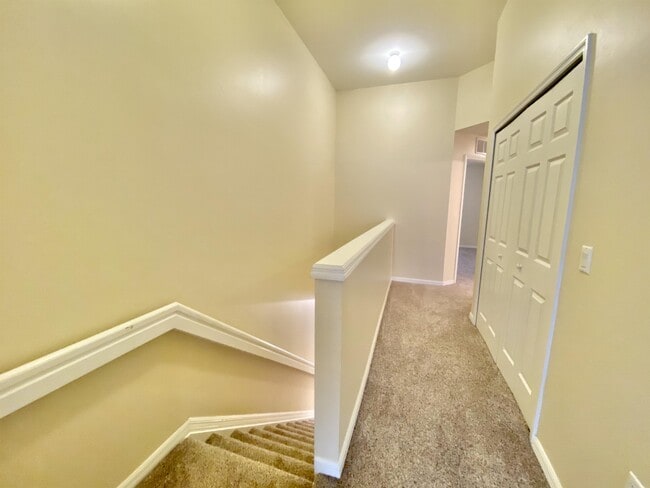 Building Photo - 909 Hampton Cir