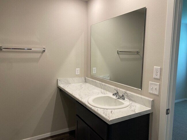 Building Photo - Welcome to your beautiful 4 bedroom, 2 bath home in Broken Arrow School district!