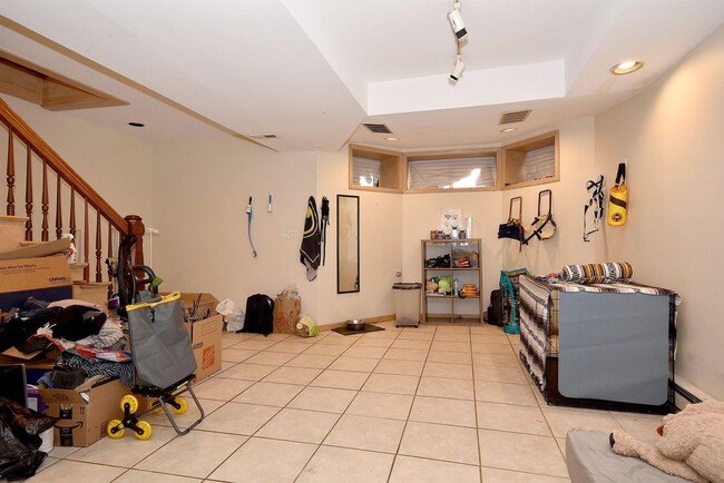 Building Photo - 911 W Dakin St
