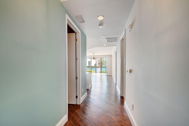 Building Photo - 2640 Lake Shore Dr