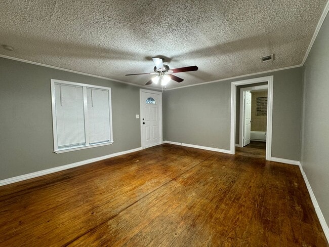 Building Photo - 5633 Highland Ave