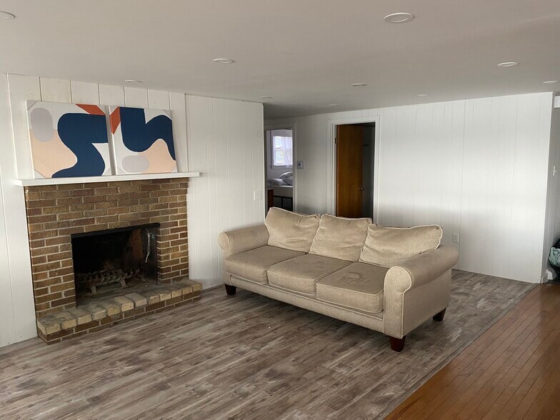 Living Room - 1431 Lake Dr