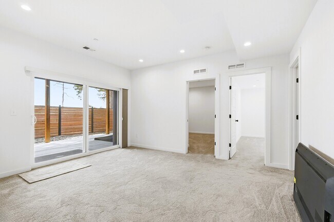 Building Photo - 191 Diamond Dr