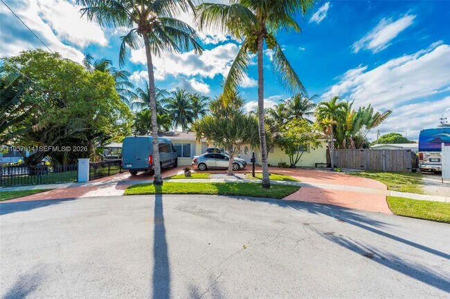 Building Photo - 1600 N 28th Ct