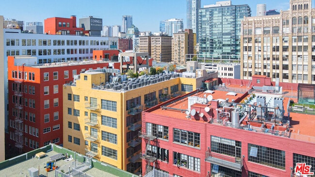 Building Photo - 738 S Los Angeles St