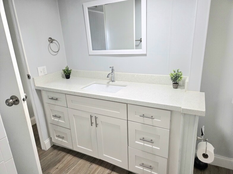 Master's bathroom - 2050 SW 83rd Ter