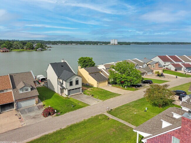 Building Photo - Experience the ultimate in lakefront lifes...