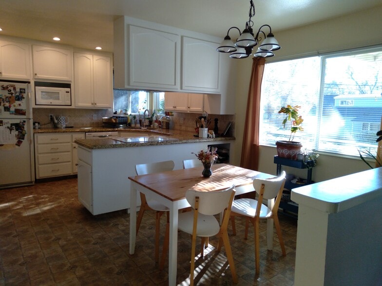 Building Photo - 450 Sky Oaks Dr