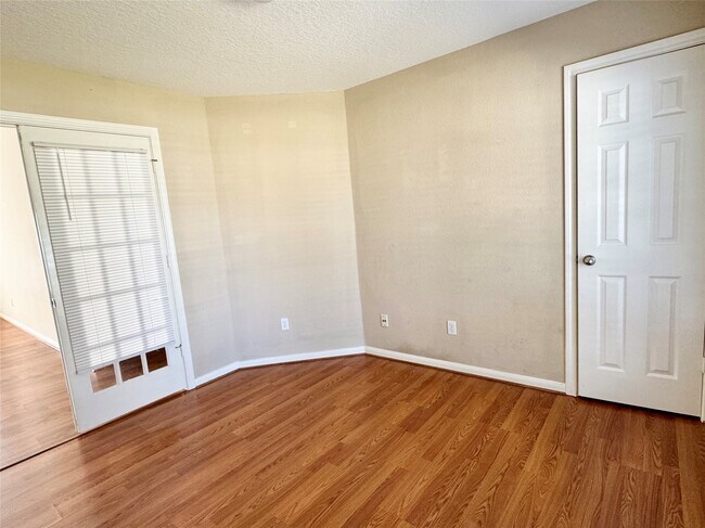 Building Photo - 7210 Greenwood Point Dr