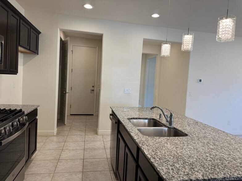 Building Photo - 9431 E Static Ave