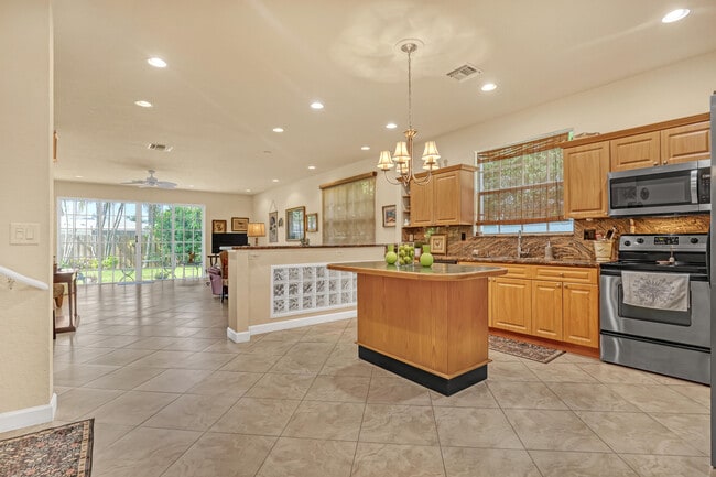 Building Photo - 2560 NE 11th St