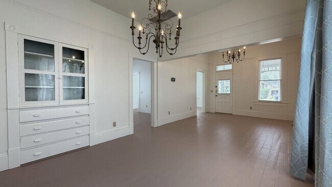 Building Photo - 256 Nordina St