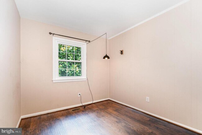 Building Photo - 2168 Mayflower Dr