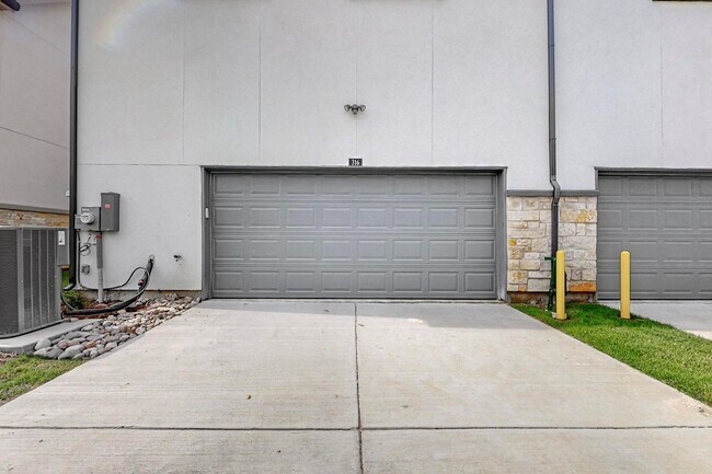 Building Photo - 4 Bed 3 Bath Luxurious Townhome in Frisco!